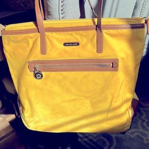 Michael Kors summer tore bag it’s 16x 13
